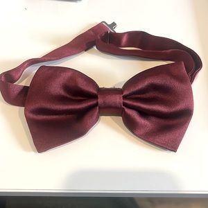 100% silk burgundy bow tie. Pre tied. Made in Italy.
